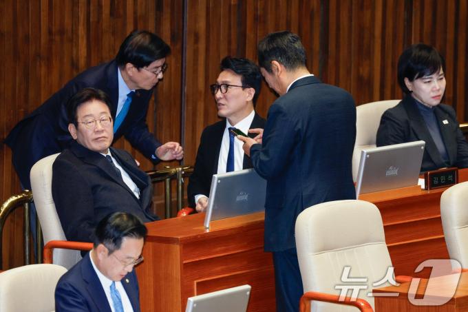 이재명 더불어민주당 대표와 김민석 최고위원이 27일 오후 서울 여의도 국회 본회의장에서 열린 제420회 국회(임시회) 제2차 본회의에 참석해 정청래 법사위원장과 대화하고 있다. 2024.12.27/뉴스1 ⓒ News1 안은나 기자