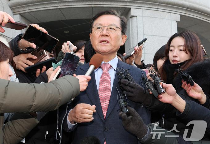 윤석열 대통령 측 대리인인 윤갑근 변호사가 27일 서울 종로구 헌법재판소 소심판정에서 열린 윤석열 대통령 탄핵 심판 첫 변론준비기일에 출석 한 뒤 취재진의 질문에 답하고 있다. 2024.12.27/뉴스1 ⓒ News1 박지혜 기자