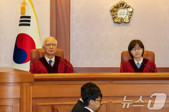 정형식(왼쪽), 이미선 헌법재판관이 27일 서울 종로구 헌법재판소 소심판정에서 윤석열 대통령 탄핵 심판 첫 변론준비기일에 참석해 있다. (공동취재) 2024.12.27/뉴스1 ⓒ News1 박지혜 기자
