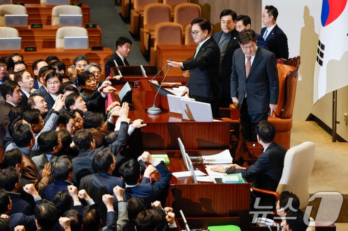 권성동 국민의힘 당 대표 권한대행 겸 원내대표가 27일 오후 서울 여의도 국회에서 열린 제420회국회(임시회) 제2차 본회의에서 우원식 국회의장을 향해 한덕수 대통령 권한대행 국무총리 탄핵소추안 의결 관련 항의하고 있다. 2024.12.27/뉴스1 ⓒ News1 안은나 기자