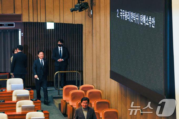 이재명 더불어민주당 대표가 27일 오후 서울 여의도 국회에서 열린 제420회국회(임시회) 제2차 본회의에서 한덕수 대통령 권한대행 겸 국무총리 탄핵안 의결에 국민의힘 의원들이 우원식 의장을 향해 항의하는 가운데 무기명 투표를 하고 있다. 2024.12.27/뉴스1 ⓒ News1 안은나 기자