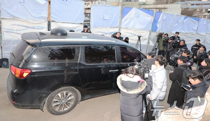 12·3 비상계엄 사태를 수사하는 경찰 국가수사본부 특별수사단이 서울 종로구 삼청동 소재 대통령 안전가옥(안가)을 압수수색 중인 27일 오후 안전가옥에서 경찰 측 차량이 나가고 있다. 경찰은 이날 