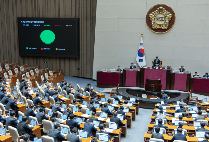  27일 오후 서울 여의도 국회 본회의장에서 열린 제420회 국회(임시회) 제2차 본회의에서 예금자보호법 일부개정법률안(대안)이 가결되고 있다. /사진=뉴스1