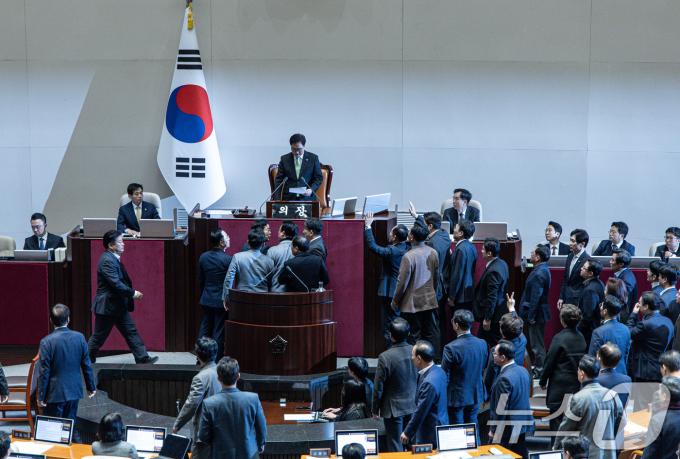 권성동 국민의힘 당 대표 권한대행 겸 원내대표와 의원들이 27일 오후 서울 여의도 국회에서 열린 제420회국회(임시회) 제2차 본회의에서 우원식 국회의장을 향해 한덕수 대통령 권한대행 국무총리 탄핵소추안 의결 관련 항의하고 있다. 2024.12.27/뉴스1 ⓒ News1 이재명 기자