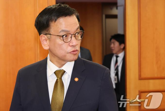 최상목 대통령 권한대행 부총리 겸 기획재정부장관이 27일 서울 종로구 정부서울청사에서 열린 국가안전보장회의(NSC)에 참석하고 있다. 탄핵안 가결로 한덕수 대통령 권한대행의 직무는 정지되고, 헌법에 따라 최상목 경제부총리가 대통령 권한대행을 맡는다. 2024.12.27/뉴스1 ⓒ News1 허경 기자