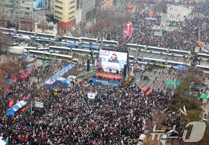 21일 서울 종로구 광화문 동화면세점 앞에서 열린 대한민국바로세우기국민운동본부 주최 '대통령 탄핵 반대 자유민주주의 수호 광화문 국민혁명대회'에서 참가자들이 구호를 외치고 있다. 2024.12.21/뉴스1 ⓒ News1 김명섭 기자