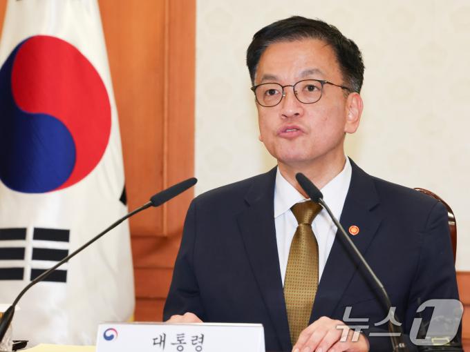 최상목 대통령 권한대행 부총리 겸 기획재정부장관이 27일(한국시간) 서울 종로구 정부서울청사에서 열린 국가안전보장회의(NSC)에서 모두발언을 하고 있다. 탄핵안 가결로 한덕수 대통령 권한대행의 직무는 정지되고, 헌법에 따라 최상목 경제부총리가 대통령 권한대행을 맡는다. 2024.12.27/뉴스1 ⓒ News1 허경 기자