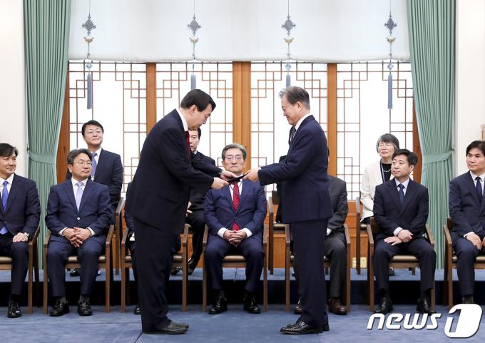 문재인 대통령이 2019년 7월 25일 오전 청와대에서 윤석열 신임 검찰총장에게 임명장을 수여한 뒤 악수하고 있다. (청와대 제공) 2019.7.25/뉴스1