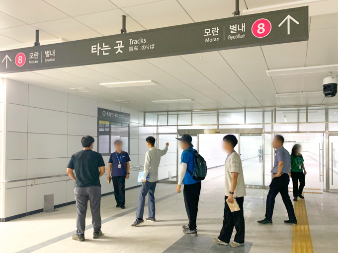 남양주시가 8호선 다산역 6번 출구와 지하통로를 오는 30일 개방에 앞서 시설물 점검을 하고 있다. / 사진제공=남양주시
