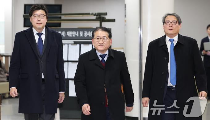 지난달 25일 오후 서울 서초구 서울고등법원에서 열린 '김학의 불법 출국금지' 2심 선고 공판에 출석한 조국혁신당 이규원 대변인(왼쪽), 차규근 의원(가운데), 이광철 전 청와대 민정비서관이 법원을 나서고 있다./뉴스1 ⓒ News1 김명섭 기자