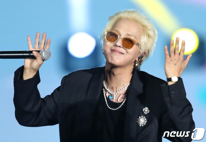 위너(WINNER) 송민호가 7일 오후 서울 송파구 잠실 종합운동장 주경기장에서 열린 2022 한국문화축제 더케이 콘서트(THE-K Concert)에서 손 타투를 자랑하며 화려한 무대를 선보이고 있다. 2022.10.8/뉴스1 ⓒ News1 권현진 기자