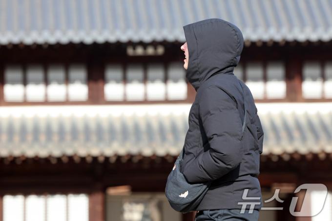 강추위가 찾아온 지난 27일 서울 중구 덕수궁에서 외국인 관광객들이 관람을 위해 이동하고 있다. /뉴스1 ⓒ News1 황기선 기자