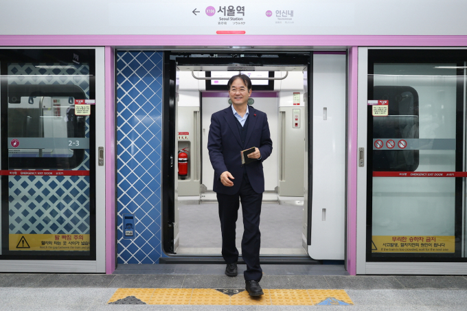 이동환 고양특례시장이 28일 킨텍스 역에서 서울역까지 시민들과 함께 GTX-A 시승하고 있다. / 사진제공=고양특례시