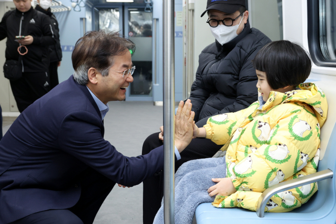 이동환 고양특례시장이 28일 킨텍스 역에서 서울역까지 승차해 GTX-A 탑승한 아이와 인사하고 있다. / 사진제공=고양특례시
