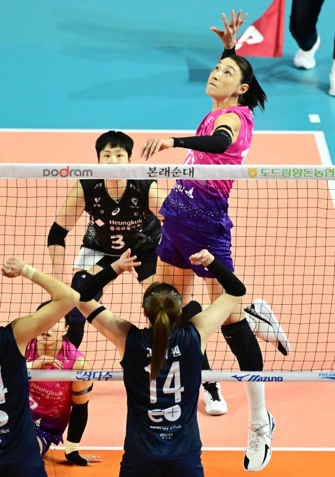 흥국생명 김연경이 28일 인천삼산월드체육관에서 열린 도드람 2024-25 V리그 여자부 GS칼텍스와의 경기에서 공격을 시도하고 있다. (KOVO 제공)