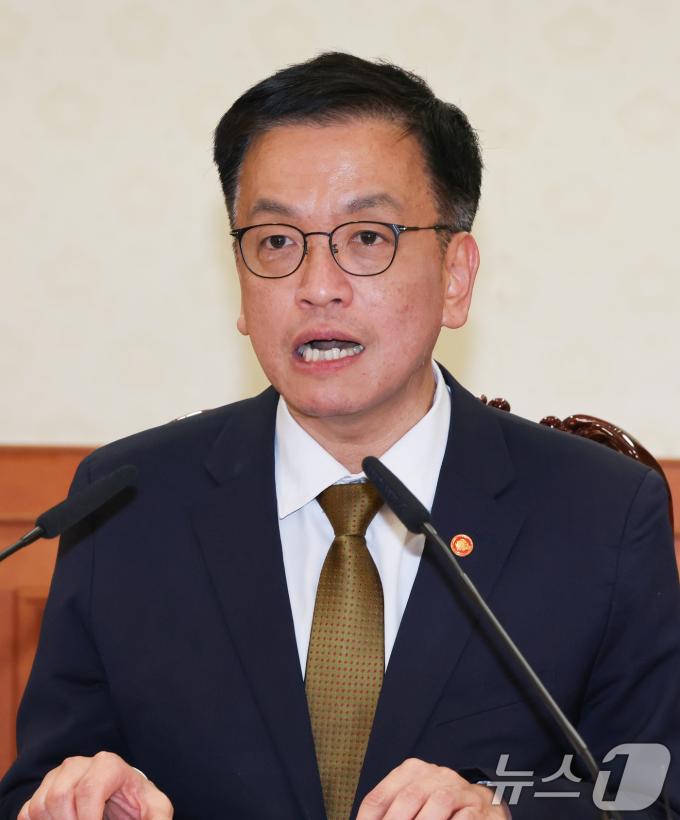 최상목 대통령 권한대행 부총리 겸 기획재정부장관이 27일 서울 종로구 정부서울청사에서 열린 국가안전보장회의(NSC)에서 모두발언을 하고 있다. 탄핵안 가결로 한덕수 대통령 권한대행의 직무는 정지되고, 헌법에 따라 최상목 경제부총리가 대통령 권한대행을 맡는다. 2024.12.27/뉴스1 ⓒ News1 허경 기자