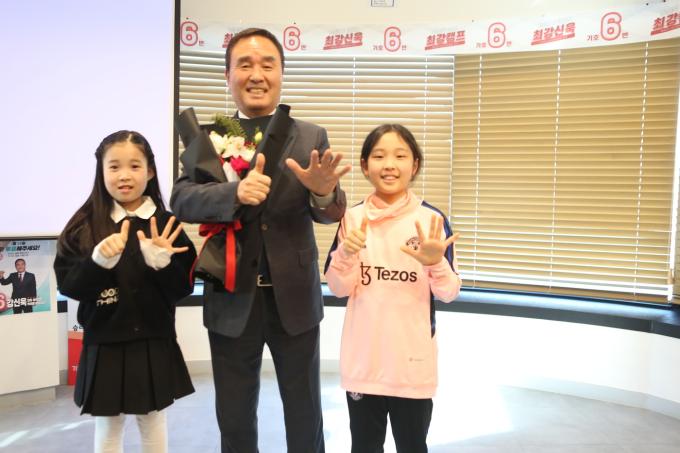 강신욱 대한체육회장 후보(가운데)가 28일 선거 사무실 개소식을 열었다. (강신욱 대한체육회장 후보 제공)