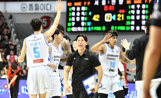 서울 삼성이 안양 정관장을 100-78로 누르고 4연패에서 탈출, 탈꼴찌에 성공했다.(KBL 제공)