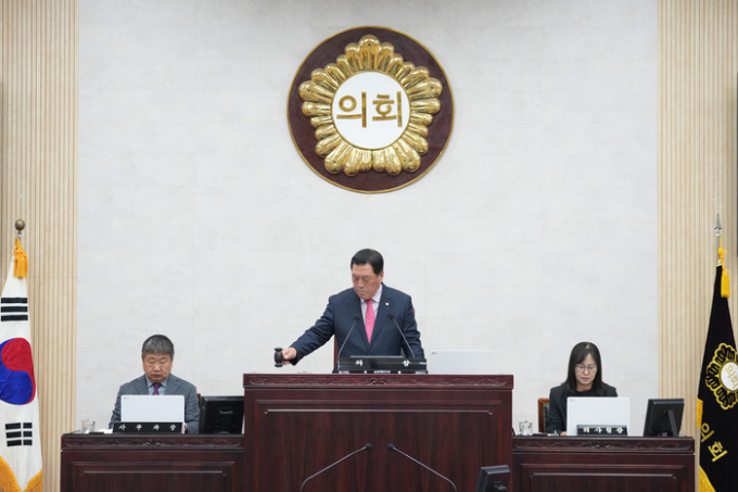 안성시의회는 28일 토요일, 본회의를 열어 내년도 본예산안에서 147억원 규모의 예산을 조정하는 25년도 안성시 본예산을 최종 의결했다. / 사진제공=안성시의회