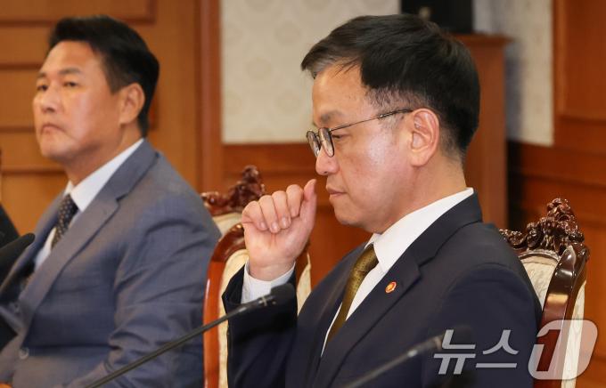 최상목 대통령 권한대행 부총리 겸 기획재정부장관이 27일 서울 종로구 정부서울청사에서 열린 국가안전보장회의(NSC)에서 안경을 고쳐 쓰고 있다. 2024.12.27/뉴스1 ⓒ News1 허경 기자