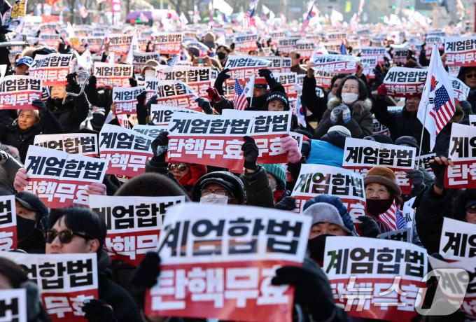 28일 서울 종로구 세종대로에서 열린 대한민국바로세우기국민운동본부 주최 '자유민주주의 수호 광화문 국민혁명대회'에서 참가자들이 구호를 외치고 있다. 2024.12.28/뉴스1 ⓒ News1 김도우 기자