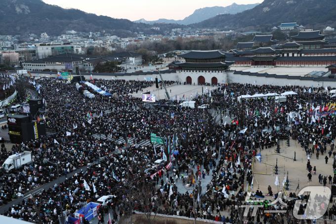 28일 오후 서울 광화문 일대에서 열린 ‘윤석열 즉각퇴진-사회대개혁 비상행동 4차 범시민대행진’에서 참가자들이 윤 대통령의 파면 등을 촉구하고 있다. 2024.12.28/뉴스1 ⓒ News1 구윤성 기자