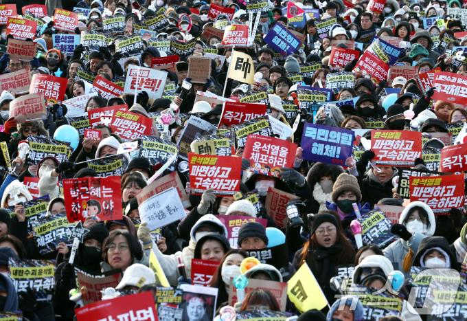 28일 오후 서울 광화문 일대에서 열린 ‘윤석열 즉각퇴진-사회대개혁 비상행동 4차 범시민대행진’에서 참가자들이 윤 대통령의 파면 등을 촉구하며 구호를 외치고 있다. 2024.12.28/뉴스1 ⓒ News1 구윤성 기자
