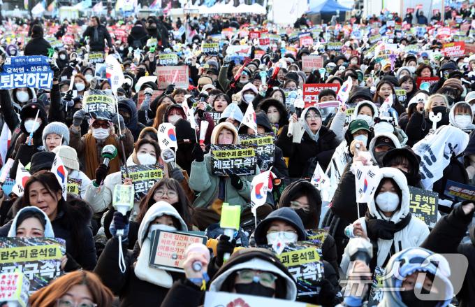 28일 오후 서울 광화문 일대에서 열린 ‘윤석열 즉각퇴진-사회대개혁 비상행동 4차 범시민대행진’에서 참가자들이 윤 대통령의 파면 등을 촉구하며 구호를 외치고 있다. 2024.12.28/뉴스1 ⓒ News1 구윤성 기자