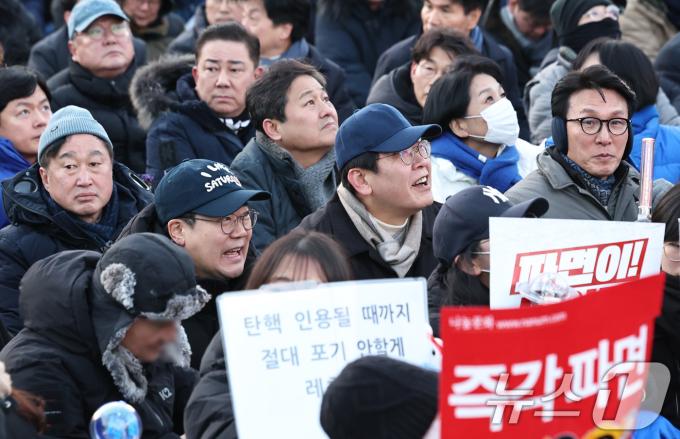 이재명 대표와 박찬대 원내대표를 비롯한 더불어민주당 의원들이 28일 오후 서울 광화문 인근에서 윤석열즉각퇴진·사회대개혁 비상행동 주최로 열린 촛불집회에 참석하고 있다. 2024.12.28/뉴스1 ⓒ News1 구윤성 기자