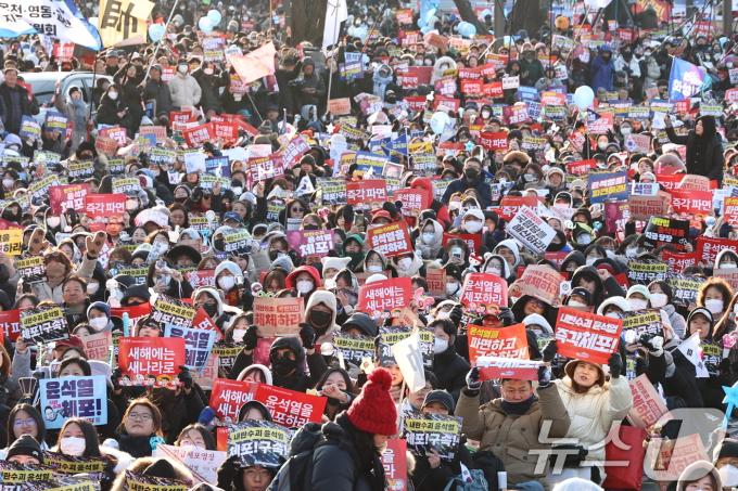 28일 오후 서울 광화문 일대에서 열린 ‘윤석열 즉각퇴진-사회대개혁 비상행동 4차 범시민대행진’에서 참가자들이 윤 대통령의 파면 등을 촉구하며 구호를 외치고 있다. 2024.12.28/뉴스1 ⓒ News1 구윤성 기자