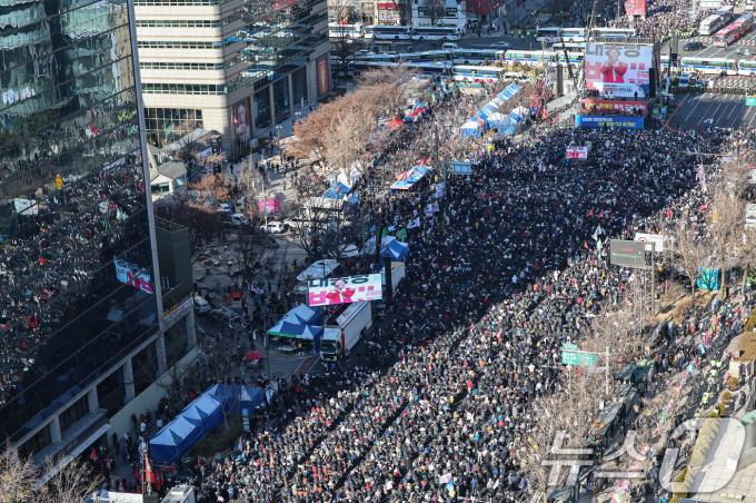 28일 서울 종로구 세종대로에서 열린 대한민국바로세우기국민운동본부 주최 '자유민주주의 수호 광화문 국민혁명대회'에서 참가자들이 구호를 외치고 있다. 2024.12.28/뉴스1 ⓒ News1 김도우 기자
