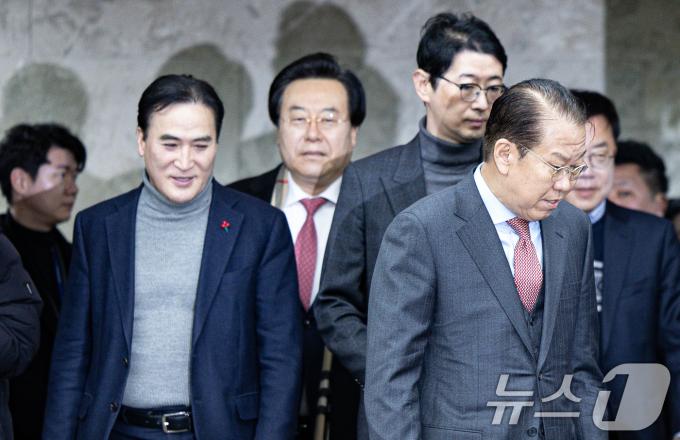 국민의힘 비상대책위원장에 지명된 권영세 의원 27일 오전 서울 여의도 국회에서 열린 비상의원총회에 참석하고 있다. 2024.12.27/뉴스1 ⓒ News1 이재명 기자