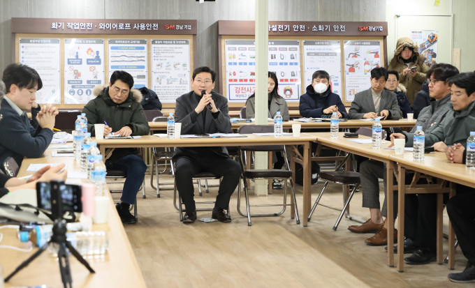 이상일 용인특례시장이 지난 28일 처인구 양지면 경남아너스빌 디센트 건설현장에서 공사 관계자들에게 하자를 완벽하게 보수해 달라고 주문했다. / 사진제공=용인특례시