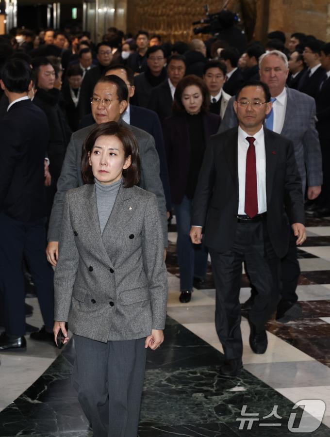 나경원, 권영세, 주호영 등 국민의힘 의원들이 14일 오후 서울 여의도 국회에서 윤석열 대통령에 대한 탄핵소추안이 가결된 뒤 본회의장을 나서고 있다. 윤 대통령 탄핵안은 재적의원 300명이 모두 투표에 참여해 찬성 204표, 반대 85표, 기권 3표, 무효 8표로 가결됐다. 2024.12.14/뉴스1 ⓒ News1 구윤성 기자