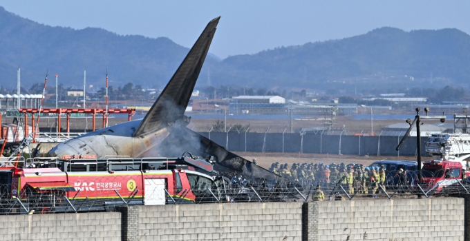 29일 오전 전남 무안공항에서 소방 당국이 착륙 도중 충돌로 추정되는 사고가 난 여객기 주변 화재 현장 구조 활동을 벌이고 있다. / 사진=뉴시스 이영주 기자 /사진=