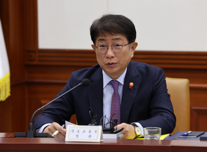 무안공항 활주로에서 제주항공 여객기 사고로 다수의 인명피해가 발생한 가운데 국토교통부가 중앙사고수습본부를 가동했다. 사진은 지난 23일  박상우 국토교통부 장관이 서울 종로구 정부서울청사에서 열린 경제관계장관회의 겸 산업경쟁력강화 관계장관회의에서 발언하고 있는 모습. /사진=뉴시스
