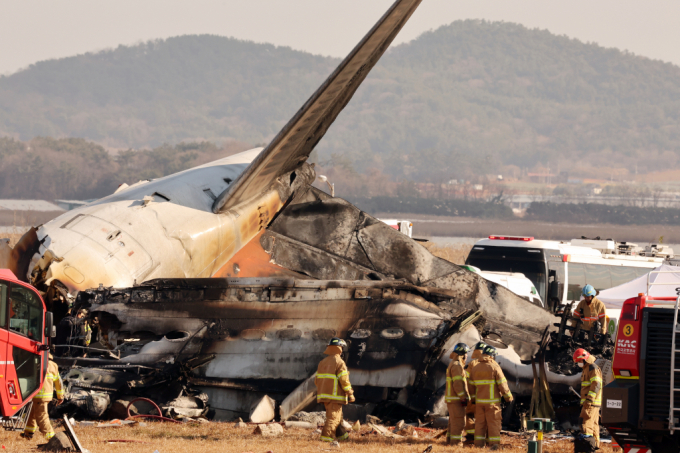 29일 오전 전남 무안국제공항 활주로에 여객기가 추락해 사고 수습이 이뤄지고 있다. / 뉴스1 김태성 기자 /사진=(무안=뉴스1) 김태성 기자