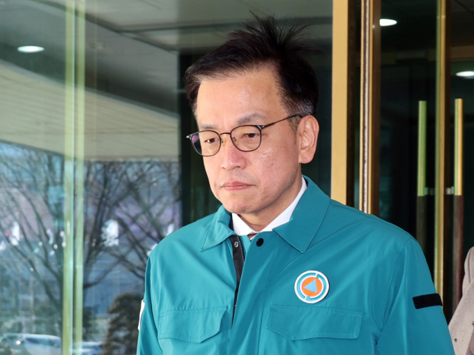 최상목 대통령 권한대행 부총리 겸 기획재정부 장관이 전남 무안공항 항공기 활주로 이탈 사고 현장에 도착했다. 사진은 최상목 대통령 권한대행 부총리 겸 기획재정부 장관이 29일 전남 무안국제공항 여객기 추락사고 관련 대응을 위해 서울 종로구 정부서울청사를 나서고 있는 모습. /사진=뉴시스