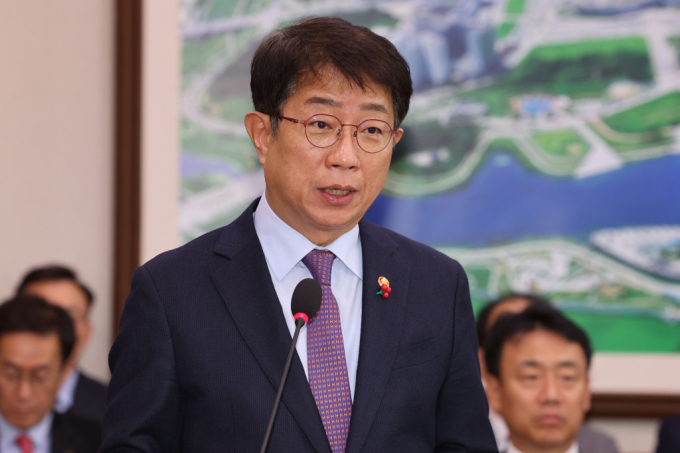박상우 국토교통부 장관이 사고 수습과 유족 지원에 최선을 다할 것을 밝혔다. 사진은 지난 23일 서울 여의도 국회에서 열린 국토교통위원회 전체회의에 참석한 박상우 국토교통부 장관. /사진=뉴시스