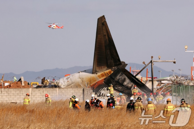 29일 오전 9시7분께 방콕발 무안행 제주항공 7C2216편 여객기가 착륙 도중 활주로를 이탈, 남쪽 끝 담벼락을 충격하고 동체가 폭발하면서 발생한 가운데 소방당국이 실종자 수색에 나서고 있다./뉴스1
