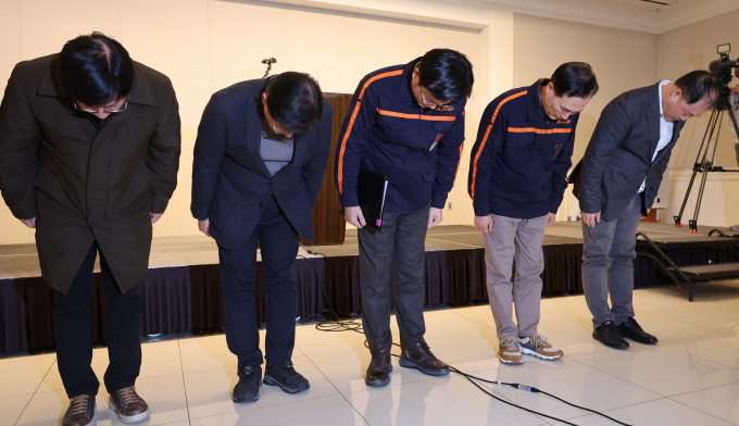 김이배 제주항공 대표가 사고 브리핑 후 임직원들과 인사를 하고 있다. /사진=뉴스1