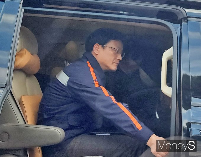 브리핑 후 바로 자리를 뜬 김이배 대표/사진=박찬규 기자