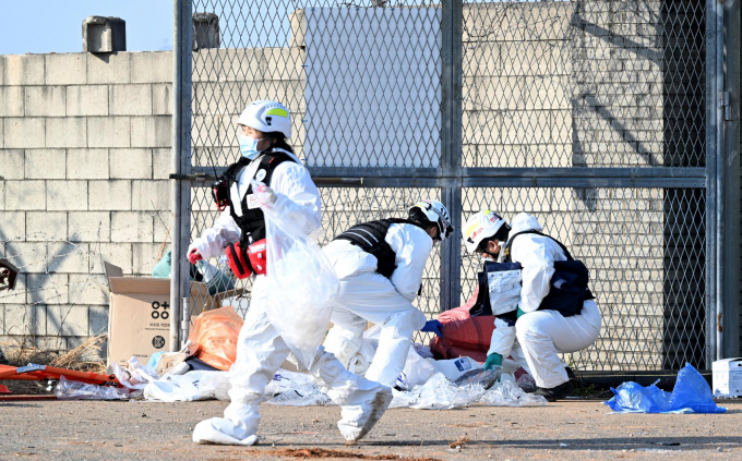 무안국제공항에서 발생한 제주항공 여객기 추락 사고로 대다수 탑승객이 사망한 것으로 확인됐다. 사진은 29일 오후 방콕발 무안행 제주항공 여객기 단독 충돌 사고가 난 무안공항에서 소방 당국이 기체 파편 주변에서 사고 수습을 하고 있는 모습. /사진=뉴시스