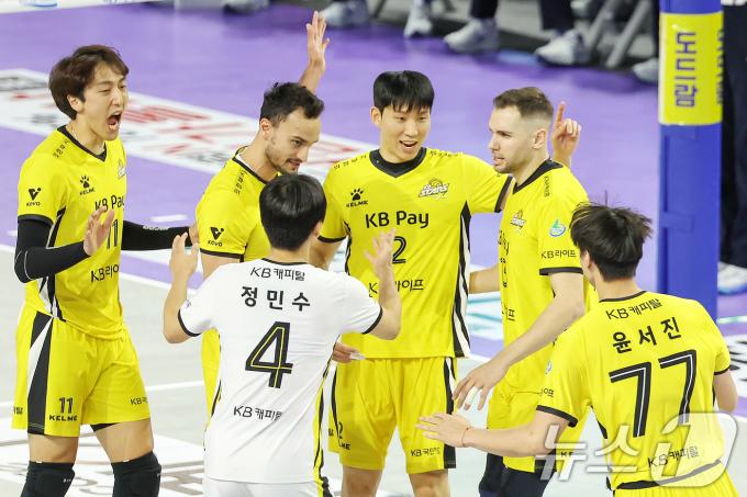 29일 오후 인천 계양체육관에서 열린 프로배구 '도드람 2024-2025 V-리그' 대한항공 점보스와 KB손해보험 스타즈의 경기에서 KB손해보험 선수들이 득점에 성공한 뒤 기뻐하고 있다. 2024.12.29/뉴스1 ⓒ News1 민경석 기자