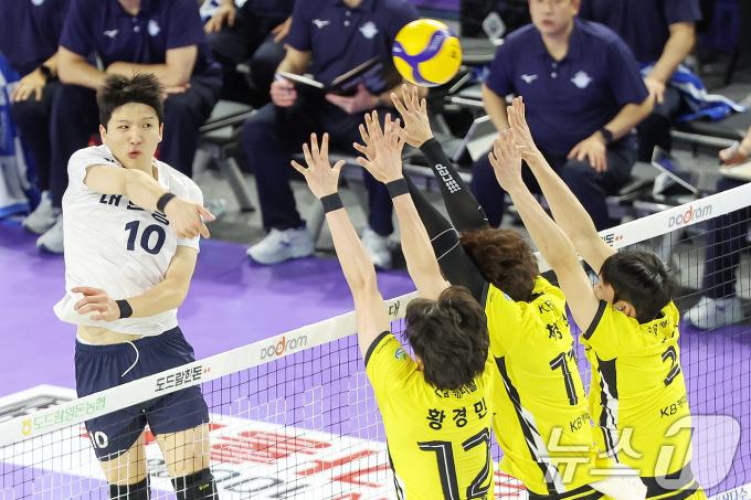 29일 오후 인천 계양체육관에서 열린 프로배구 '도드람 2024-2025 V-리그' 대한항공 점보스와 KB손해보험 스타즈의 경기에서 대한항공 정지석이 공격을 시도하고 있다. 2024.12.29/뉴스1 ⓒ News1 민경석 기자