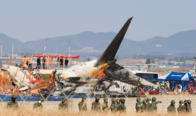 전남 무안국제공항에서 여객기 착륙 도중 충돌 사고가 난 29일 오후 무안국제공항에서 군 당국이 실종 탑승객 수색 작업을 벌이고 있다. / 사진=뉴시스 이영환 기자 