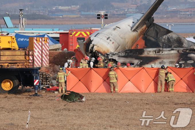 29일 오전 9시 3분께 전남 무안국제공항에서 181명이 탑승한 여객기가 추락해 소방대원들이 사고 수습 작업을 하고 있다. 사고가 난 항공기는 방콕발 제주항공 2216편으로, 랜딩기어 고장으로 동체 착륙하던 중 사고가 난 것으로 파악되고 있다. 소방당국은 긴급 브리핑을 열고 