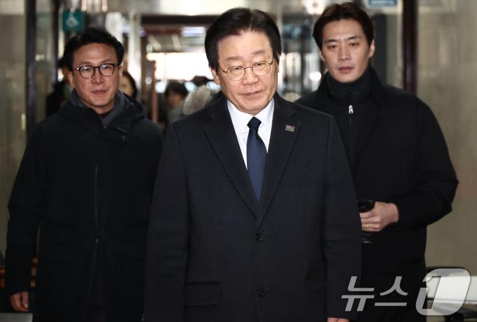 이재명 더불어민주당 대표가 29일 오후 서울 여의도 국회에서 열린 긴급 최고위원회의에 참석하고 있다. 왼쪽부터 김민석 수석 최고위원, 이 대표, 한준호 최고위원. 2024.12.29/뉴스1 ⓒ News1 김민지 기자