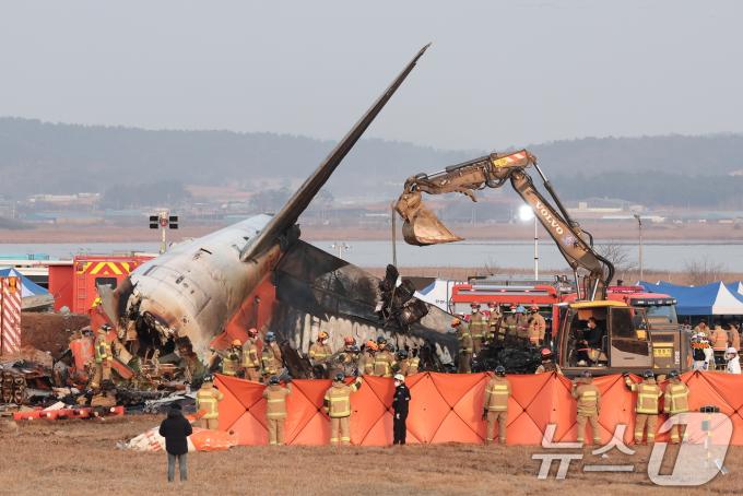 29일 오전 9시 3분께 전남 무안국제공항에서 181명이 탑승한 여객기가 추락해 소방대원들이 사고 수습 작업을 하고 있다. 사고가 난 항공기는 방콕발 제주항공 2216편으로, 랜딩기어 고장으로 동체 착륙하던 중 사고가 난 것으로 파악되고 있다. 소방당국은 긴급 브리핑을 열고 