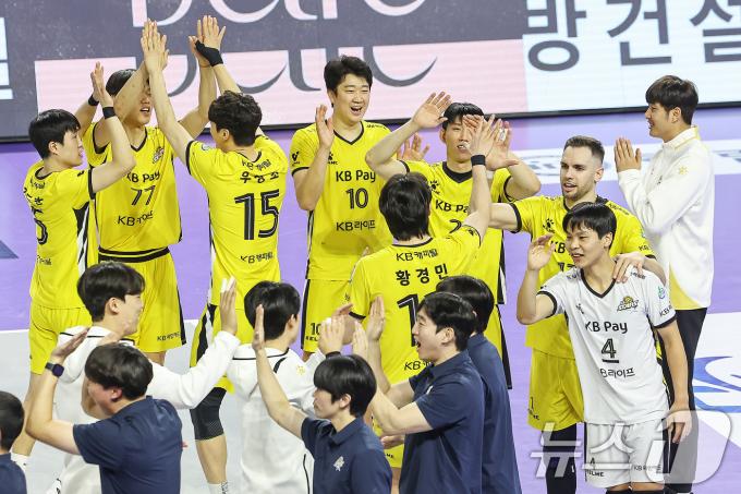 29일 오후 인천 계양체육관에서 열린 프로배구 '도드람 2024-2025 V-리그' 대한항공 점보스와 KB손해보험 스타즈의 경기에서 세트 스코어 3대2로 승리한 KB손해보험 선수들이 기뻐하고 있다. 2024.12.29/뉴스1 ⓒ News1 민경석 기자